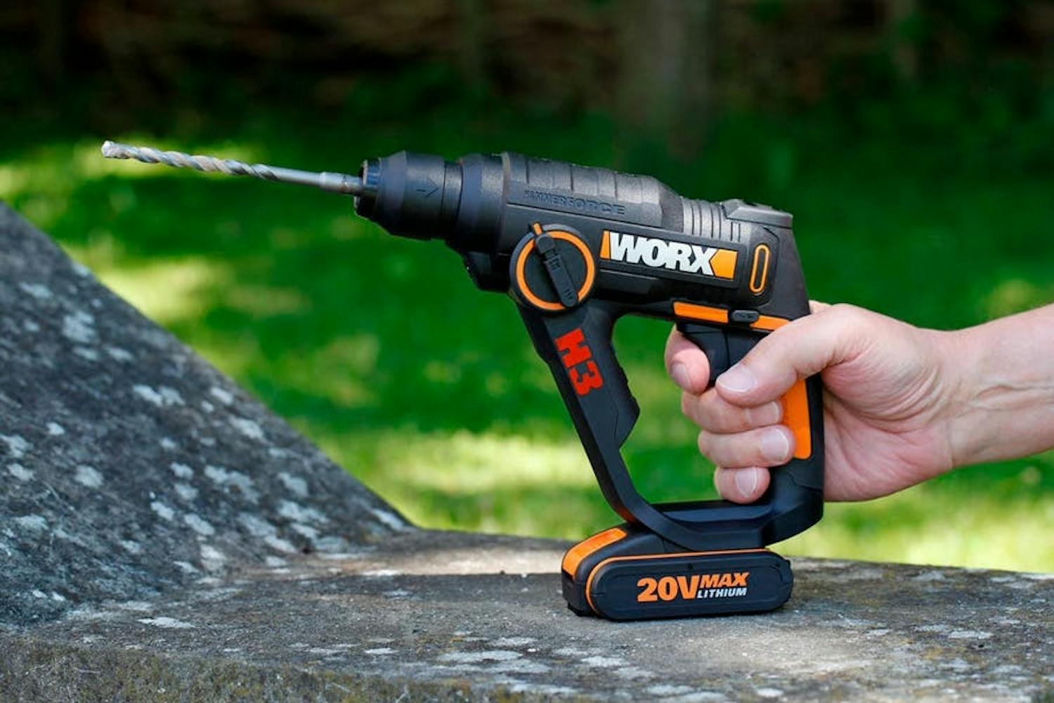 Betonbor: Maskinen fra Worx er lille og har ikke mange kræfter sammenlignet med andre borehamre, men derfor kan boret alligevel sagtens bore gennem en betonvæg. Betonbor: Maskinen fra Worx er lille og har ikke mange kræfter sammenlignet med andre borehamre, men derfor kan boret alligevel sagtens bore gennem en betonvæg.